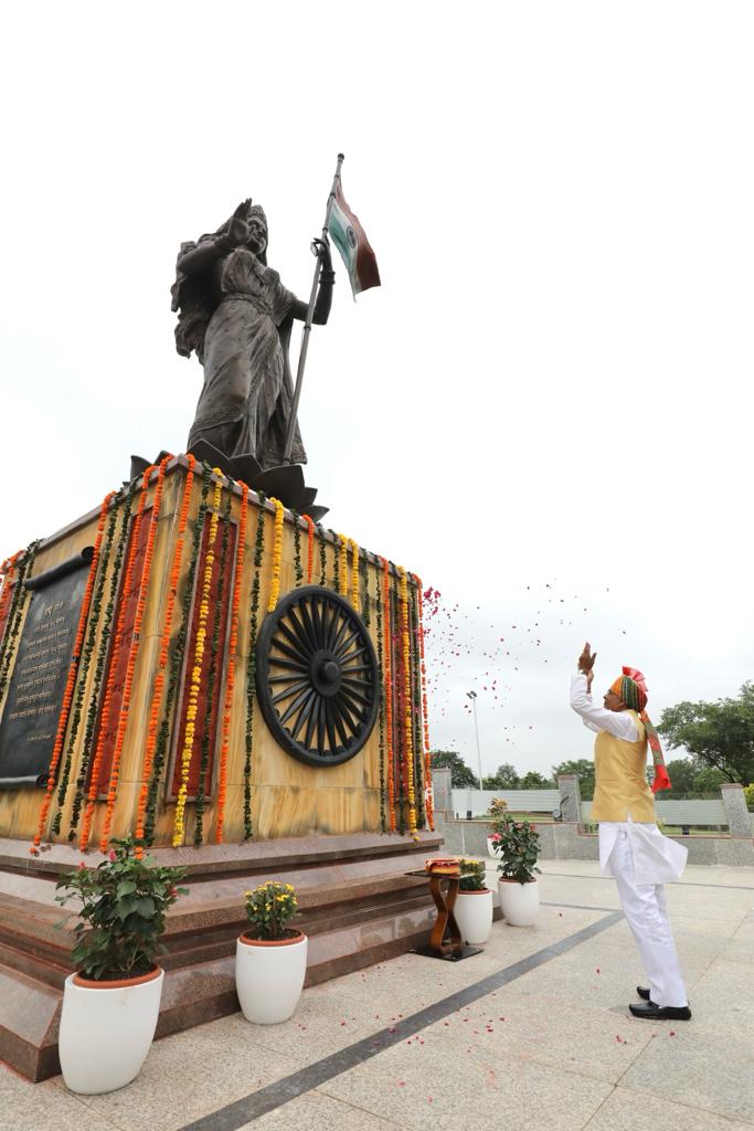 स्वतंत्रता दिवस के शुभ अवसर पर आज भोपाल के शौर्य स्मारक में भारत माता को पुष्प अर्पित करने के साथ ही शौर्य स्तंभ पर पुष्प चक्र अर्पित कर शहीदों को श्रद्धांजलि दी एवं उनके शौर्य, अदम्य साहस व बलिदान का स्मरण किया।

#IndependenceDay