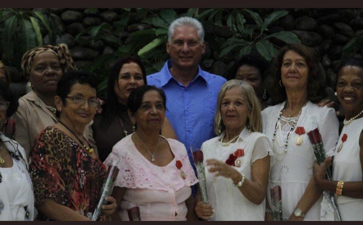 DrRobertoMOjeda's tweet photo. Presidido por @DiazCanelB tuvo lugar acto de imposición de condecoraciones estatales "Mariana Grajales" y "Ana Betancourt" a propuesta de la @FMC_Cuba a destacadas #MujeresEnRevolución https://t.co/mb3ef3yhqT