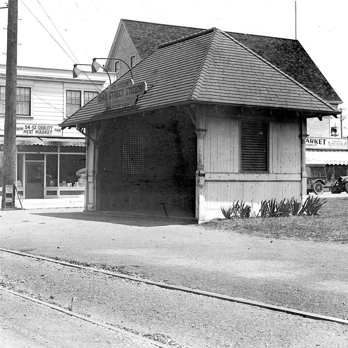 emeryhistorical's tweet photo. Working on archiving our Triangle Neighborhood album which has some North #Oakland photos like this one of 54th & Lowell near Adeline (and current view). Another angle reveals the #KeySystem 54th St Station.
#OaklandHistory https://t.co/ie1AzQDGMX