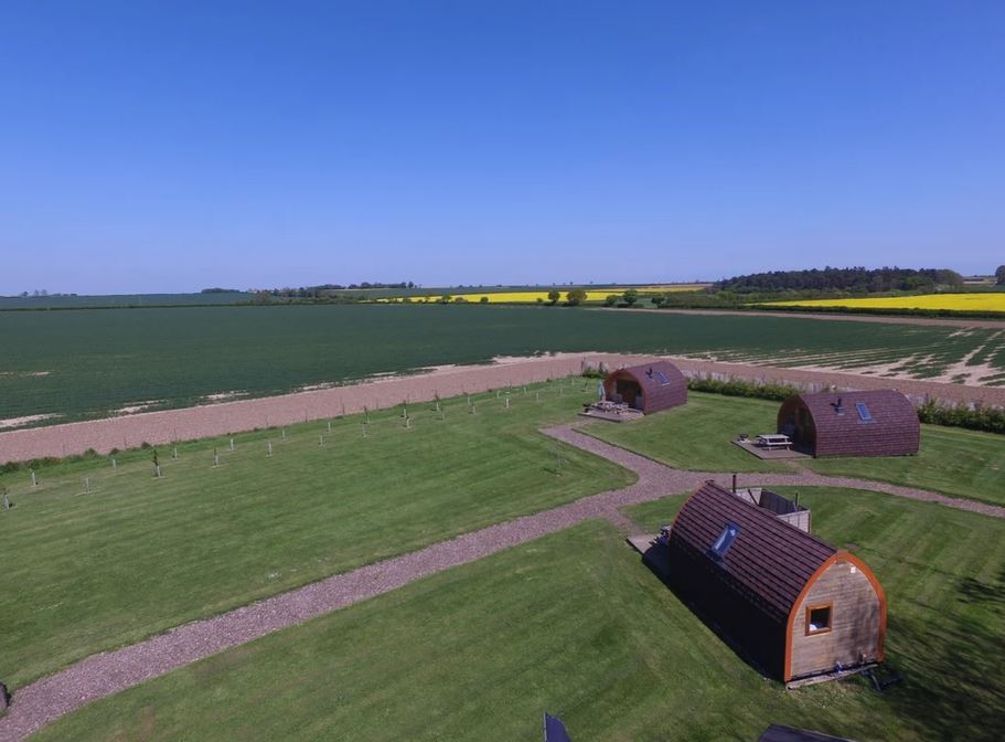 Camping_Direct's tweet photo. 🍽️ Al Fresco Dining at Bracken Burrows 🍽️
Step onto the lovely decking space &amp; enjoy al fresco dining &amp; relaxation. The fire pit awaits delightful BBQs &amp; evenings filled with warmth &amp; laughter.
https://t.co/HepFJ4XFLC
#PodLife #AlFrescoDining #BBQTime #EastYorkshire @HelloBracken https://t.co/9qr1gDvLQz