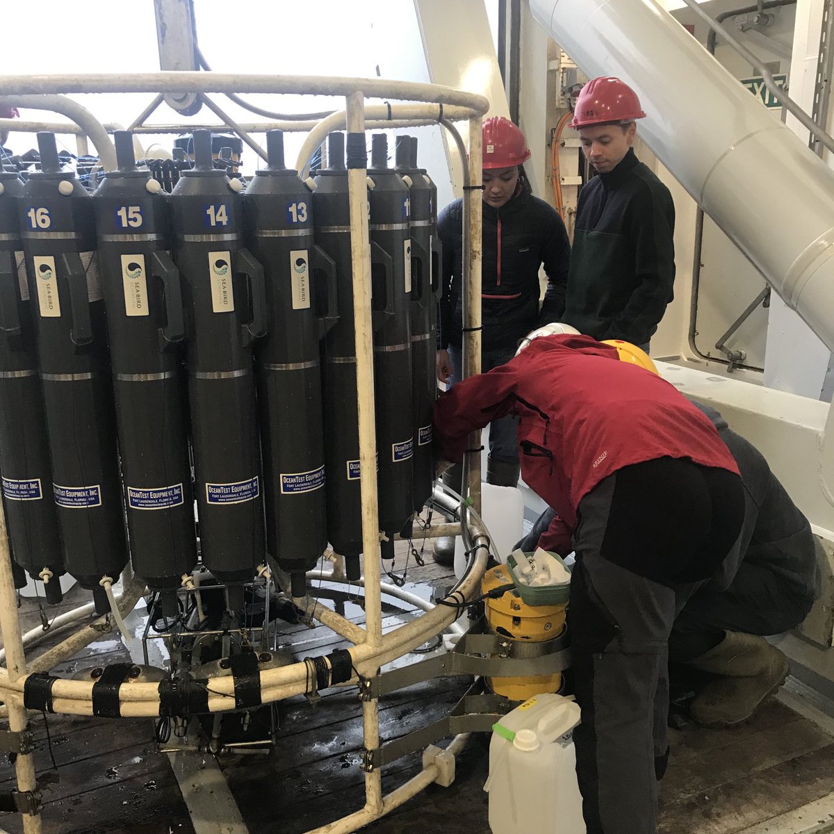 Retrieving water samples from 3300m deep Nansen basin #Arctic takes 2 hours #NPIArcticOceanCruise ⁦@NorskPolar⁩ #FFKronprinsHaakon 🇳🇴