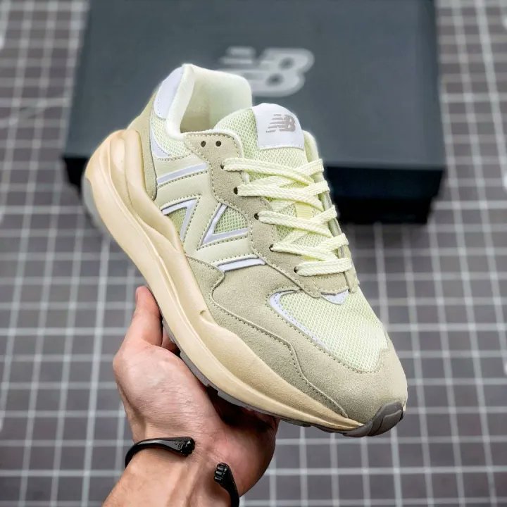 Kumpulan sneakers white cream harga merakyat!

~ A Thread