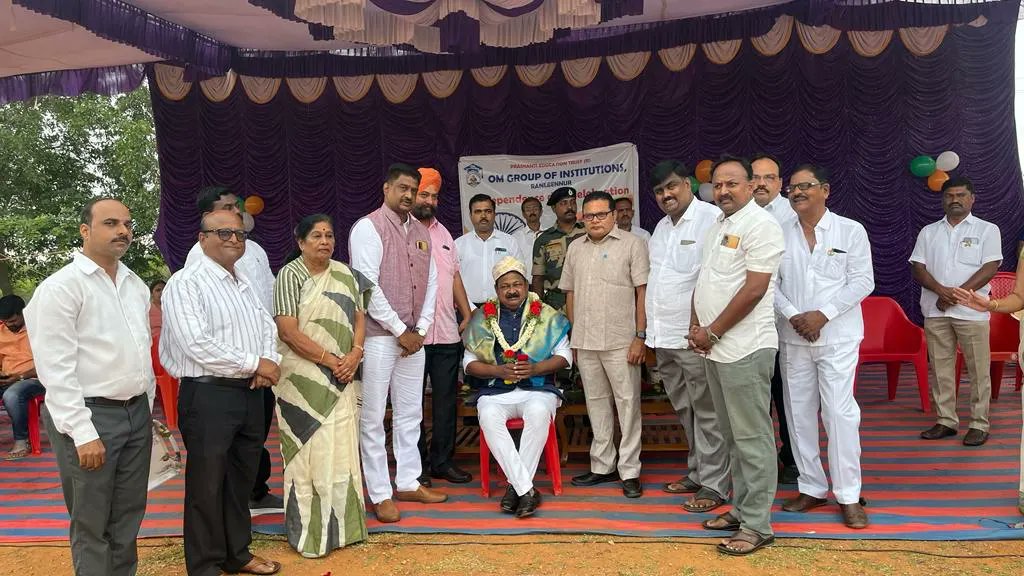 ರಾಣೇಬೆನ್ನೂರಿನ ಓಂ ಪಬ್ಲಿಕ್ ಶಾಲೆಯಲ್ಲಿ 77ನೇ ಸ್ವಾತಂತ್ರ್ಯ ದಿನಾಚರಣೆಯ ಪ್ರಯುಕ್ತ ಧ್ವಜಾರೋಹಣ ನೆರವೇರಿಸಿದೆನು.

#IndependenceDay | #NimmaPK | #Ranebennur |