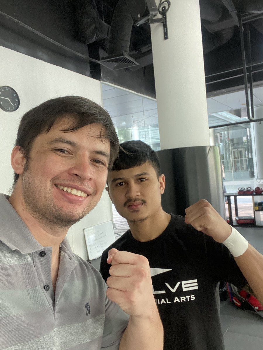 muaythaichai's tweet photo. Yeah, I wasn’t not getting a photo Rungnarai. https://t.co/j8hZQJ2mnM