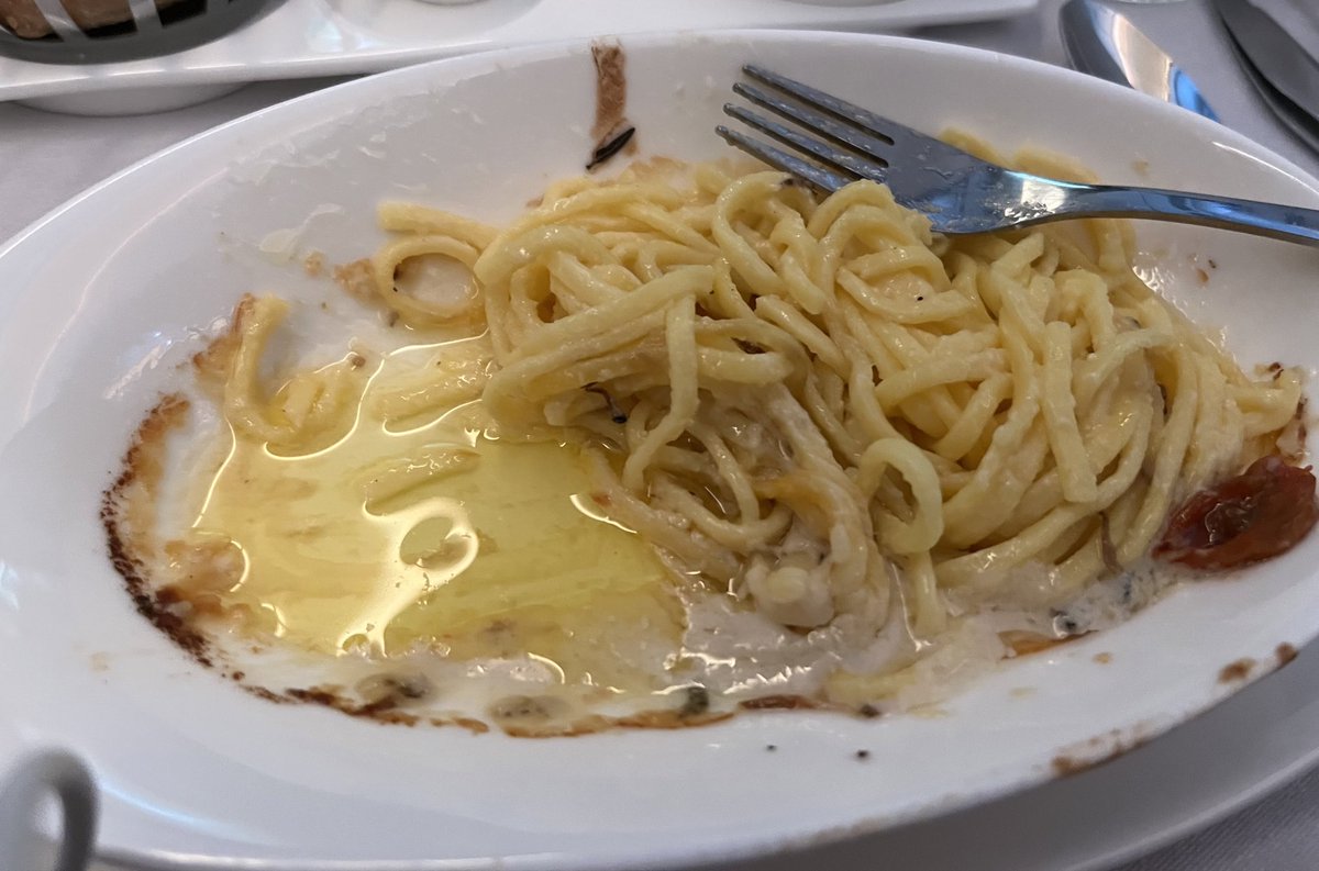 maldr0id's tweet image. I know it's a #FirstWorldProblem but it seems like @British_Airways just gave up trying to do in-flight food.

Let me introduce you to "Homemade taglioni al tartufo".

It has so much oil it can be used to refuel the plane.