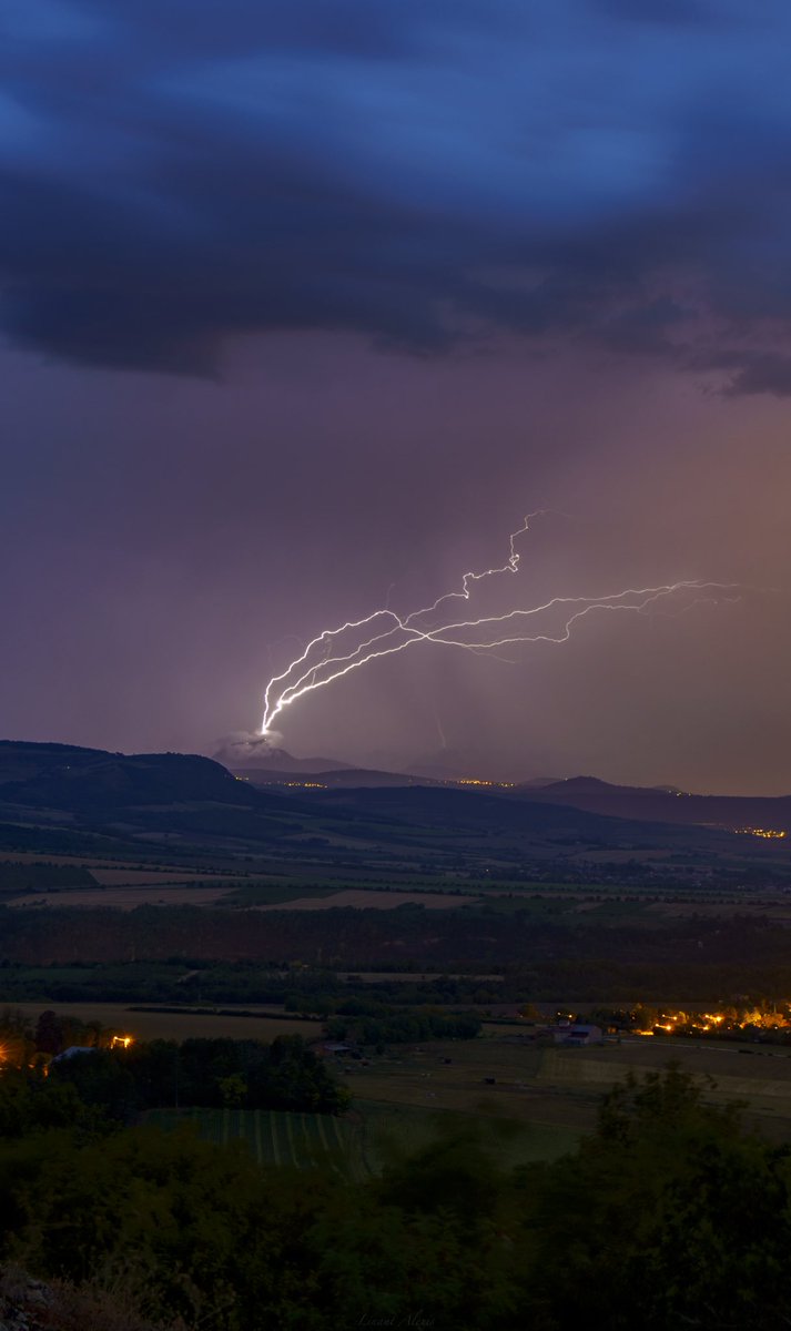Un cliché de ce matin assez tôt, avec ces ascendants sur l’antenne du Puy de dome.
J’étais assez loin, proche d’Issoire et au 35mm hélas 🫠
#orage #puydedome #keraunos