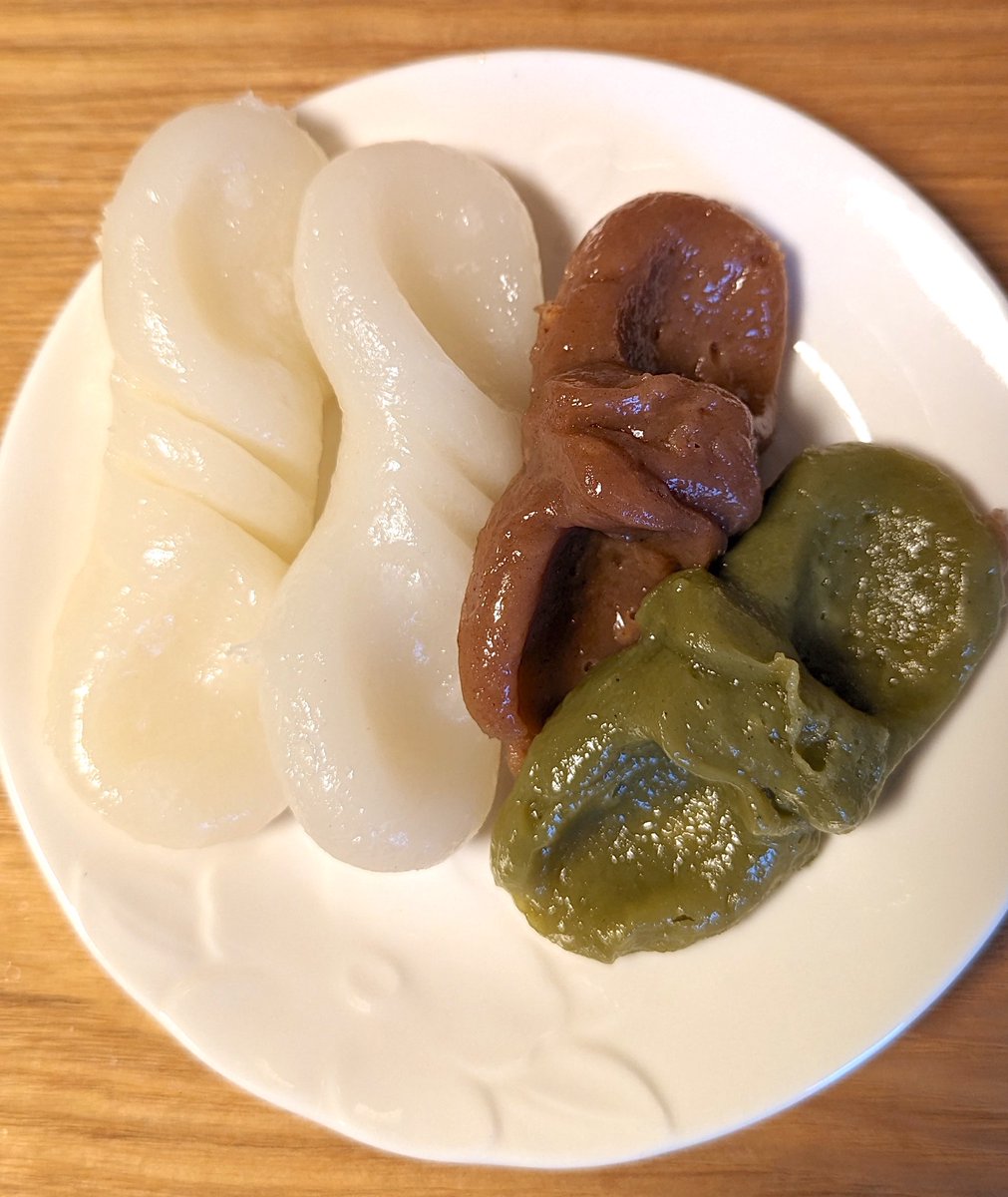 Airship1Takeoff's tweet photo. この時期になると「しんこ」や「しんこ団子」の名称で売られている和菓子。滋賀では浄土宗や天台宗などとの関係で、お盆にお供えする行事食との説明が多い。ただ、県内全域ではなく、信楽含む湖南地域一帯が濃厚な気がする。米粉を蒸して作るもので、糸を撚ったような形状は奈良や京都のものと共通か。 https://t.co/ZKr8OoGqdG