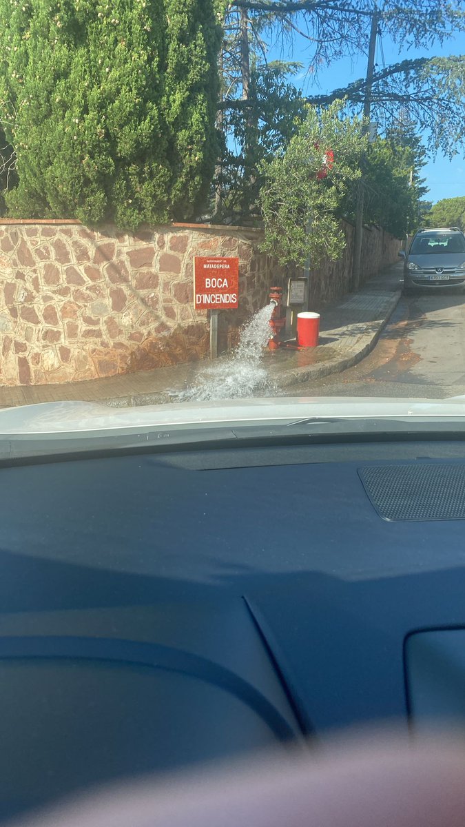 Si veieu aquest hidrant obert a la Avda. Font de la Tartrana és una averia i les aigües municipals estan purgant la instal·lació per la seca reparació.