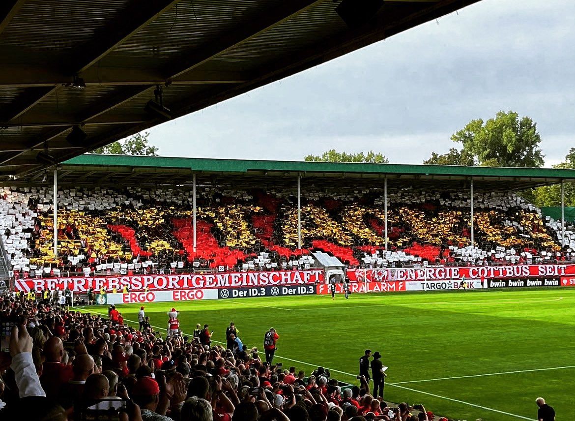 #FCESCP 🔴⚪️ „Attacke“-#Choreo der #EnergieCottbus #Ultras vor dem #DFBPokal Spiel gegen den #SCPaderborn (0:7). #FCE #Cottbus 📸 faszination.ostkurve