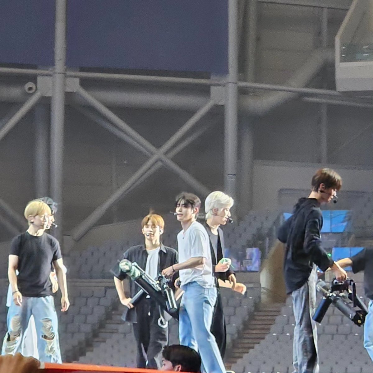 nunachuu's tweet photo. casually throwing gifts ! thank you jiwoong i will keep it safe 🌹🌹#zerobaseone #zb1fancon #zb1 https://t.co/uSui273r9Q