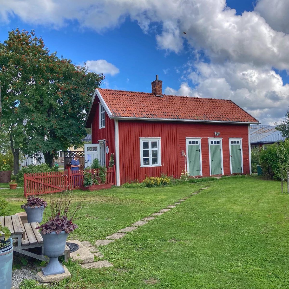 PeakVisionArts2's tweet photo. Ingrid Katarina Karlsson Artist is loving her summer back in the homeland collecting memories, ideas and inspiration along the way. Here visiting the talented Kajsaform in her boutique in #vännäs #norrstigen #kajsanilsson #thepatternlandscape #pengsjövägen #artistonholiday https://t.co/hq71M921Io