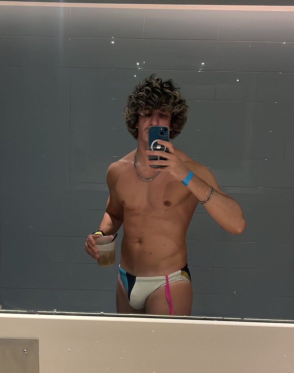 TheblondXLence's tweet photo. BULGE FOR DAYS https://t.co/KkuDhn3q5n