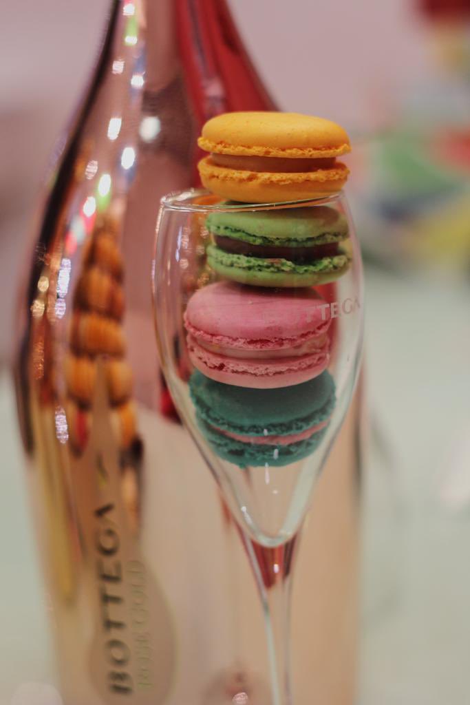 iammissmacaroon's tweet image. Let us know what you think might go well with macaroons.
I'll take a macaroon and a glass of prosecco, please! 😋🥂#macaroons #Frenchpastries #sweettreats #socialimpact #bakingskills #youthskills #communityimpact #delicious #missmacaroon