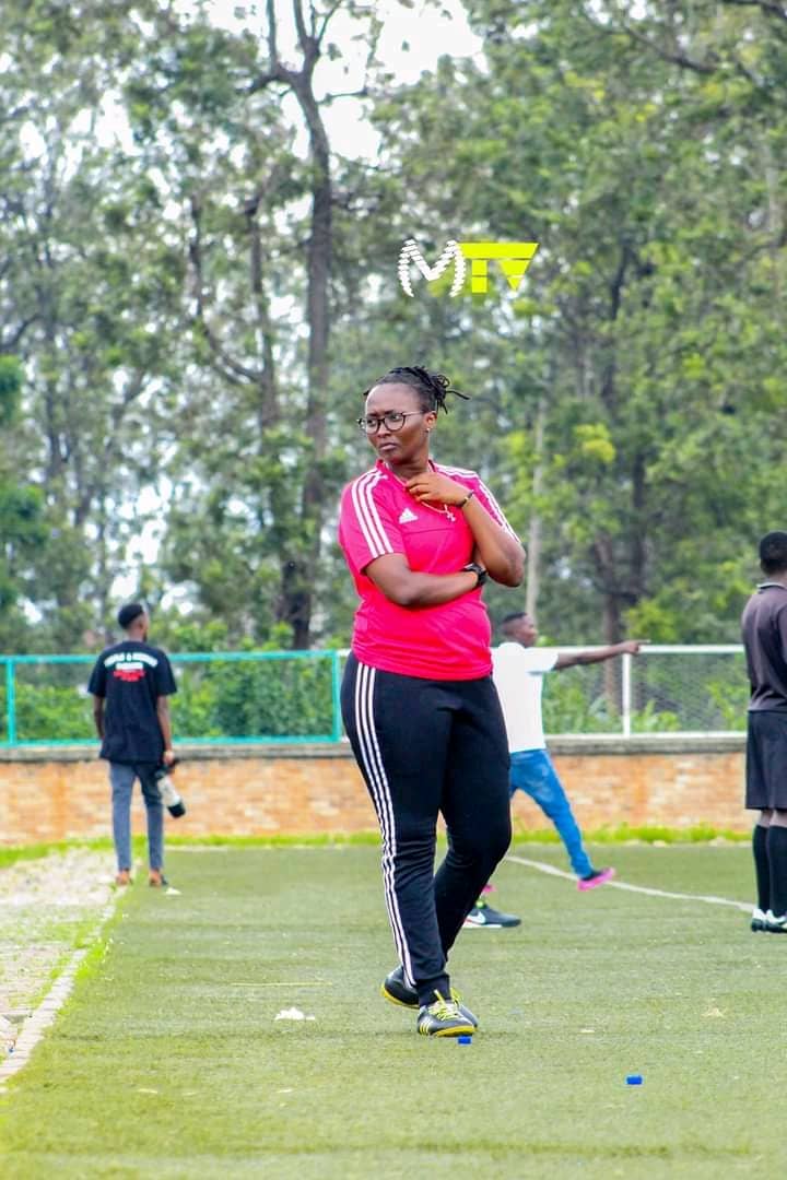 IrisNews_'s tweet photo. 🔴⚽️ ...and here we have the very first Burundian female coach in the #PrimusLigue - top division of football in #Burundi
👏 Belyse Nininahazwe has taken over as the new coach of #InterStars FC, replacing Hussein Welo Nahimana. She signed the contract yesterday, Aug. 14th, and will lead the boys of Inter Stars.
📸 : @MisheMisheTV