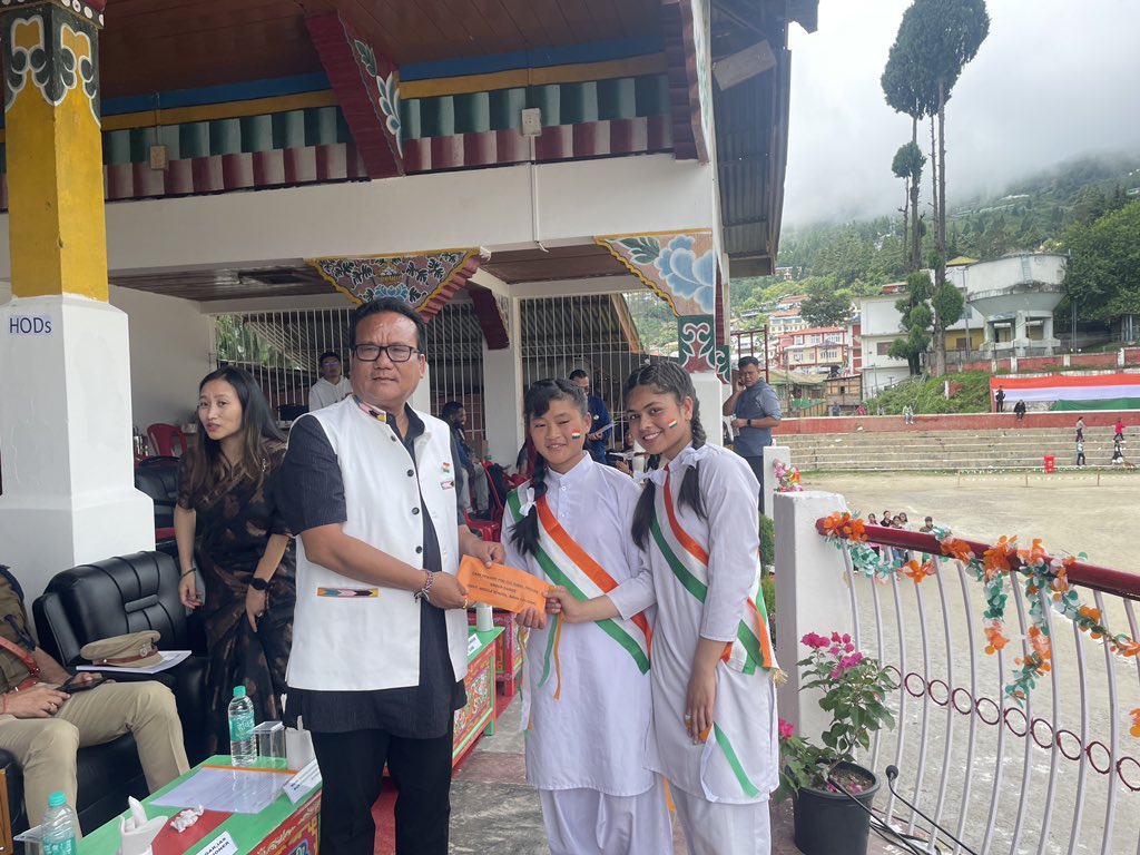 Marking the #77thindependanceday in Bomdila with joy and pride! Diverse parade contingents and vibrant cultural troupes took center stage. Local MLA Dongru Siongju attended as a Chief Guest and unfurled the National Flag. #IndependenceDay #15august2023