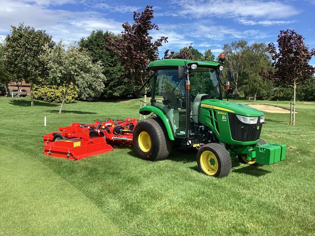 Jamie_Tuckwells's tweet photo. Good start to the week yesterday starting the renewal of @RochfordGC fleet. Myself and Mr.T installing a new 3046R tractor with @TrimaxMowers S2 Snake 320. Plus a new @Tru_Turf RB48 greens iron. Big thank you to Dave and the club for choosing @TuckwellGroup once again 👍🤝 https://t.co/MTyIZedw9P