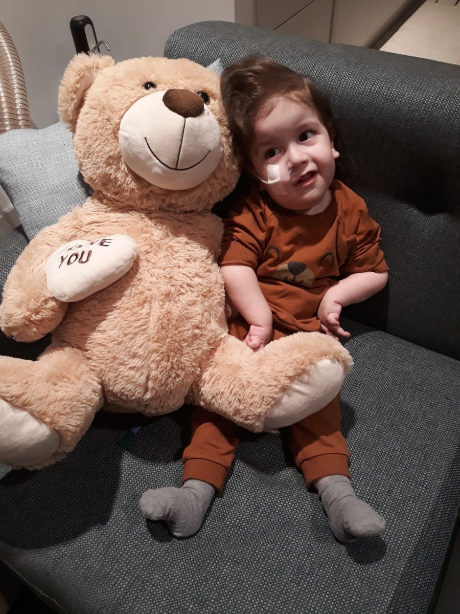 Duydum ki beni özlemişsiniz 😊 ben çok iyiyim ilacımı aldıktan sonra bol bol fizik tedaviye başladım sizler sayesinde yüzümdeki bu gülümseme iyi ki varsınız yakında döneceğim hemde çok daha güçlü şimdi benim elimden tuttuğunuz gibi abim @cinartopuzz elinden tutar mısınız? 🥰