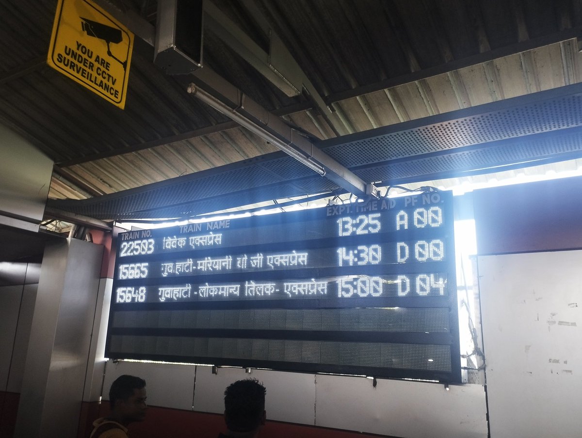 MyopicSunny's tweet photo. It's 2:32PM. Still no update of platform number of BG Express @ Guwahati. Please help. #Guwahati @RailwaySeva @RailMinIndia @EasternRailway #Railways https://t.co/G6n6Q6RZnM
