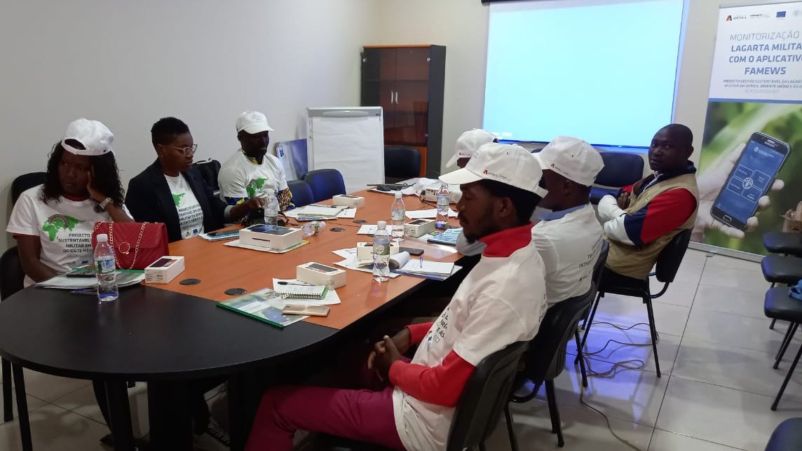 FAOAngola's tweet photo. A equipa @FAOAngola está no Bié a conduzir uma formação sobre monitorização da lagarta militar 🌽🐛com uso do aplicativo de telemóvel #FAMEWS 📲
O projecto tem financiamento da União Europeia e implementação do Ministério da Agricultura e Florestas #MINAGRIF e FAO. https://t.co/ygwo4vk30P