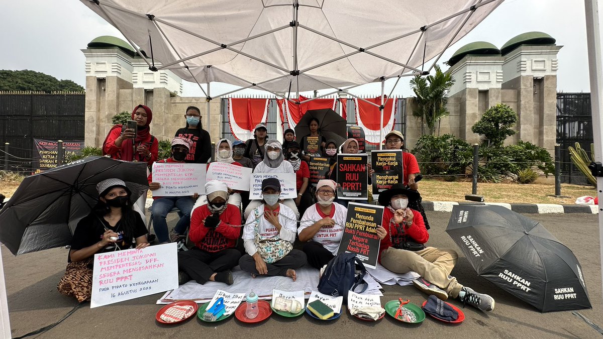 jalaprt's tweet photo. Sejak hari pertama polisi selalu berusaha untuk menurunkan tenda perjuangan, namun kami tetap mempertahankan tenda aksi mogok makan sbgi bentuk perlawanan  terhadap kesewenangan yg dilakukan aparat. Bagaimanapun DPR adalah rumah rakyat!

#SahkanRUUPPRT #AksiMogokMakanDesakUUPPRT https://t.co/ybZE89JNb6