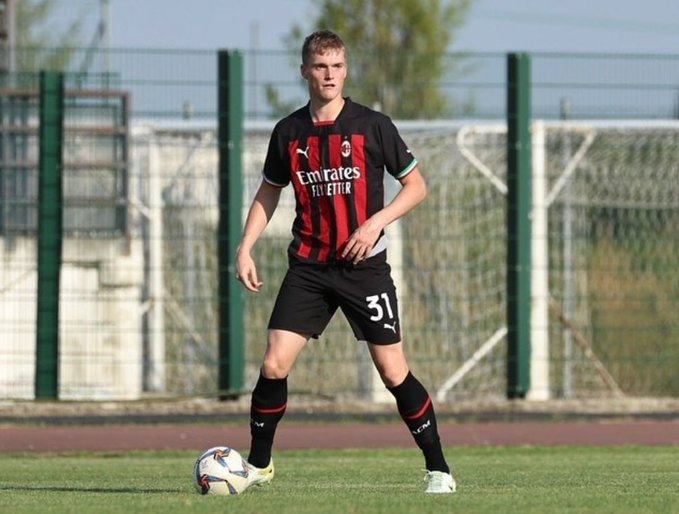 18-year-old  defender Cathal Heffernan is expected to leave AC Milan and sign for  Newcastle United on a two-year deal. The former Cork City lad will initially hook up with the Magpies U21 squad. ☘️ #greenshoots