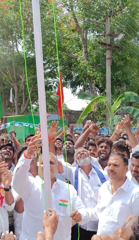 BussyAnand's tweet photo. தளபதி @actorvijay அவர்களின் சொல்லுக்கிணங்க,

#சுதந்திர தின விழாவை முன்னிட்டு.!

• #விழுப்புரம் மாவட்ட விக்கிரவாண்டி ஒன்றிய கயத்தூர் கிளை தளபதி விஜய் மக்கள் இயக்கம் சார்பாக கயத்தூர் மந்தக்கரை பகுதியில், 

#தேசியக்கொடியினை ஏற்றி 100 மாணவர்களுக்கு நோட்டு புத்தகம், பேனா, பென்சில், எழுது பொருட்கள், 150 மாணவர்களுக்கு ஸ்கூல் பேக் & டிபன் பாக்ஸ், தேர்வு அட்டை, 100 பெண்களுக்கு புடவை மற்றும் குடம், 100 நபர்களுக்கு வேட்டி, தூய்மை பணியாளர்களுக்கு 5 கிலோ அரிசி அடங்கிய தொகுப்பு மற்றும் பொதுமக்களுக்கு மதிய உணவு வழங்கப்பட்டது.!

இந்நிகழ்ச்சியில் விழுப்புரம் மாவட்ட பொறுப்பாளர், மாவட்ட தலைவர், அணித் தலைவர்கள், விழுப்புரம் & கள்ளக்குறிச்சி மாவட்ட நகர, ஒன்றிய, கிளை மற்றும் மக்கள் இயக்க நிர்வாகிகள��� ஏராளமானோர் கலந்து கொண்டு விழாவ���னை சிறப்பித்தனர்.!

@TVMIoffl @Jagadishbliss @RIAZtheboss 

#ThalapathyVijayMakkalIyakkham #TVMI #TVMIWelfare #IndependenceDay #IndependenceDay2023 #HappyIndependenceDay #LEO #Thalapathy68