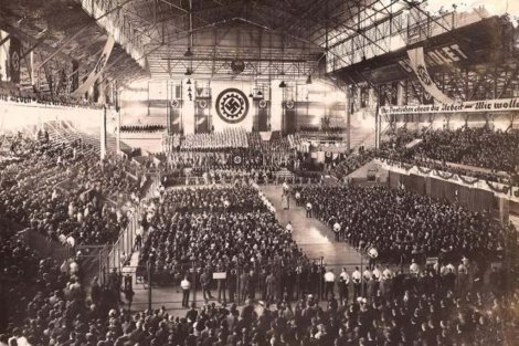 pirataeilish's tweet photo. @mar_rojo_ Los argentinos somos nazis. Acogimos a los nazis tras la Segunda Guerra Mundial, tenemos jerarcas en nuestros cementerios y hasta bombardeamos la mutual israelí. Estamos muy orgullosos de eso https://t.co/R6EFZ7qvyV
