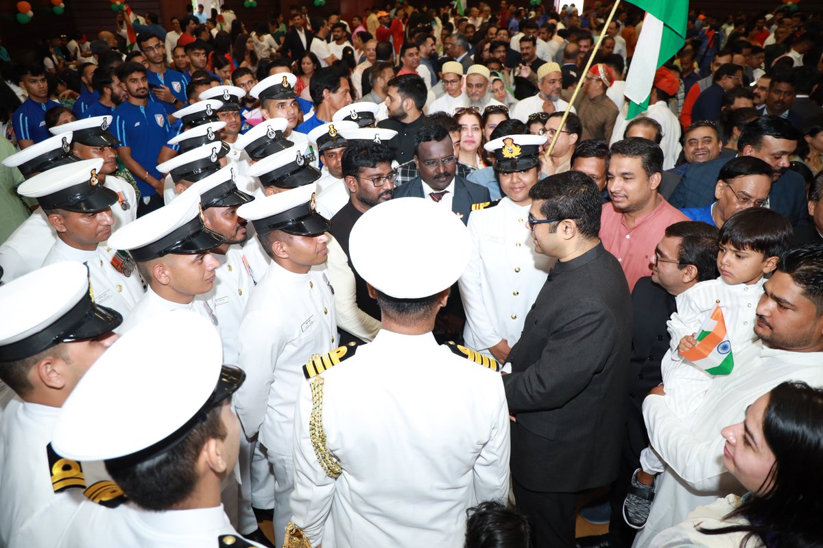 IndiaInBahrain's tweet photo. @VinodKJacob76 @narendramodi @DrSJaishankar @MEAIndia @MOS_MEA @SecretaryCPVOIA @bna_en @PIB_India @PBNS_India @DDIndialive @airnewsalerts 3/4 Amb. Designate also met @IndianNavy officials from #INSVishakhapatnam and #INSDeepak, a section of Labourers, and the Indian Futsal team visiting Bahrain. https://t.co/6TUODYT7SC