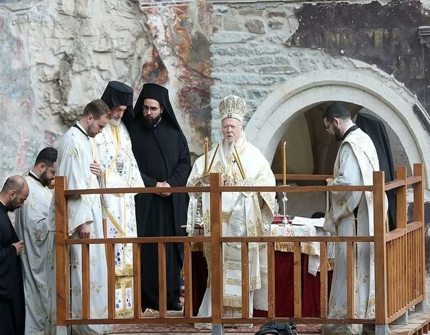 Fatih,  15 Ağustos 1461'de Bizans'ın son kalıntısı olan Trabzon Rum İmparatorluğunu yıkarak fethetti. Bugün 15 Ağustos 2023 ve Patrik Bartholomeos şuan Trabzon Sümela Manastırında ayin yapıyor. Ve işte Binali Yıldırım'ın tepki gelince sildiği Ekümenik Tweeti.