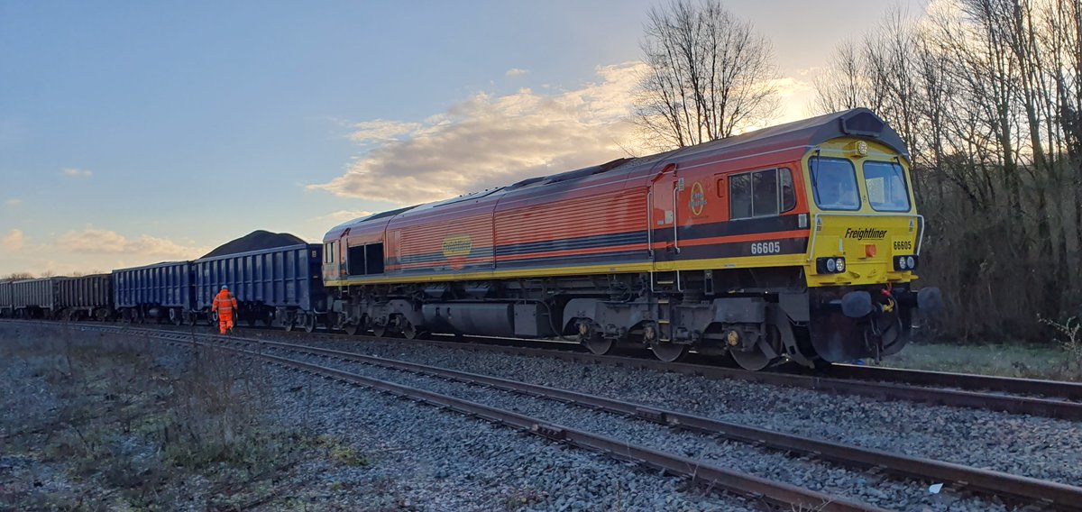 RailFreight's tweet photo. Record volumes from Whatley - #Freightliner lifting more than 100 kilotonnes in a week for the first time!

We have been transporting limestone from the quarry at Whatley for use in various construction projects. 

A fantastic team effort!

#NoLoadTooLarge #NoJourneyTooFar https://t.co/7Nc7K5y5lv