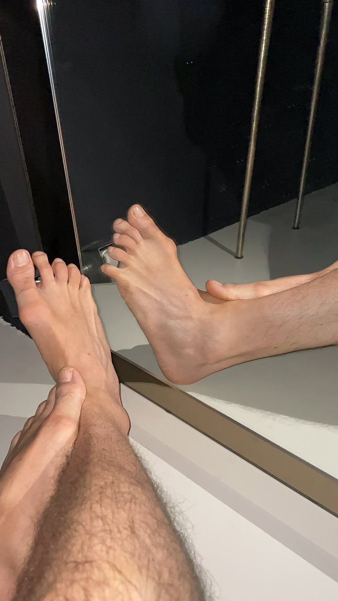 feeturing8's tweet photo. Il tecnico sta arrivando per sistemare la tv r magari sistema anche me
#feet #feetlover #feetmirror #mirror #feetfethish #feetseller 

https://t.co/2SaYd9UXfT https://t.co/jfPpHFO1Hs
