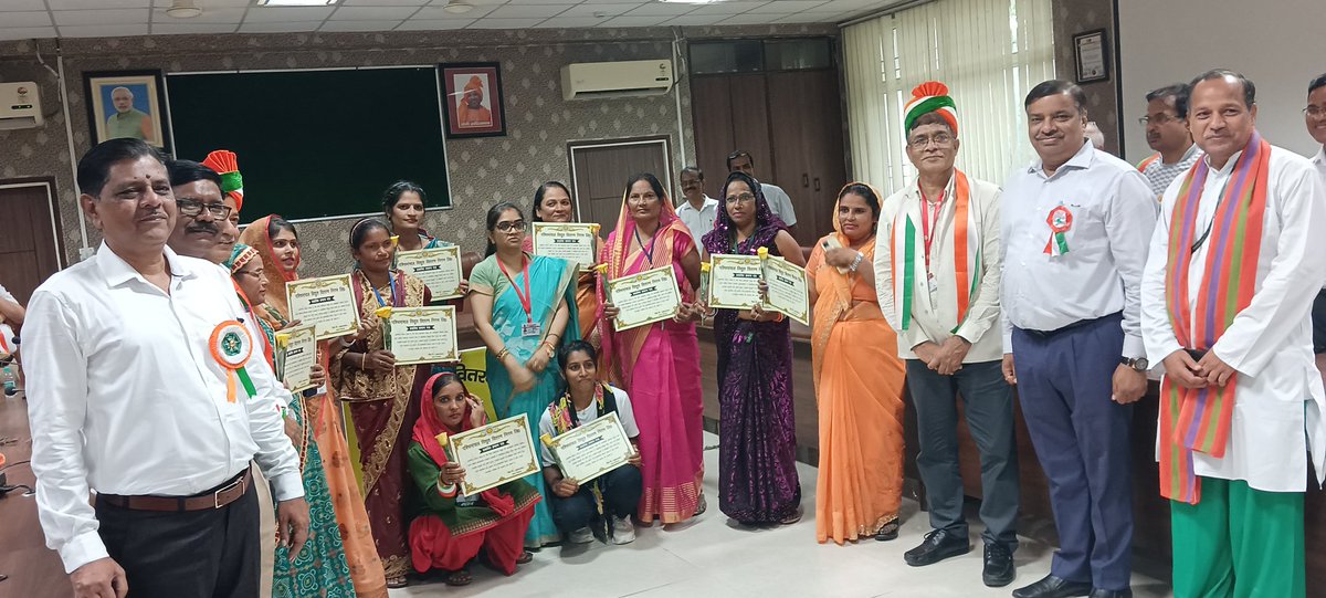 MdPvvnl's tweet photo. आजादी के 77वें स्वतंत्रता दिवस के अवसर पर #Pvvnl के अंतर्गत विभिन्न जनपदों में स्वयं सहायता समूह के अंतर्गत  विद्युत राजस्व कलेक्शन का कार्य कर रही विद्युत सखियों में से अपने ब्लॉक में सर्वाधिक राजस्व कलेक्शन करने वाली सखियों को प्रशस्ति पत्र देकर सम्मानित किया गया l https://t.co/AH7zdPmsxi