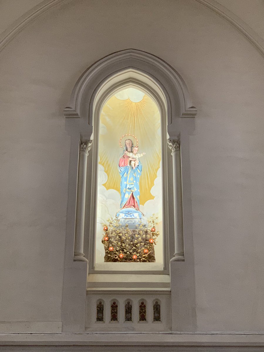 Les Mains de Dieu portent La Vierge vers la Joie. 
L'amour du Père transfigure son humanité et lui donne d'atteindre sa plénitude en lui, de rejoindre dans la Gloire le Fils qu'elle a porté. 
Bonne Fête de l'Assomption a tous.🙏✨️

#Assomption