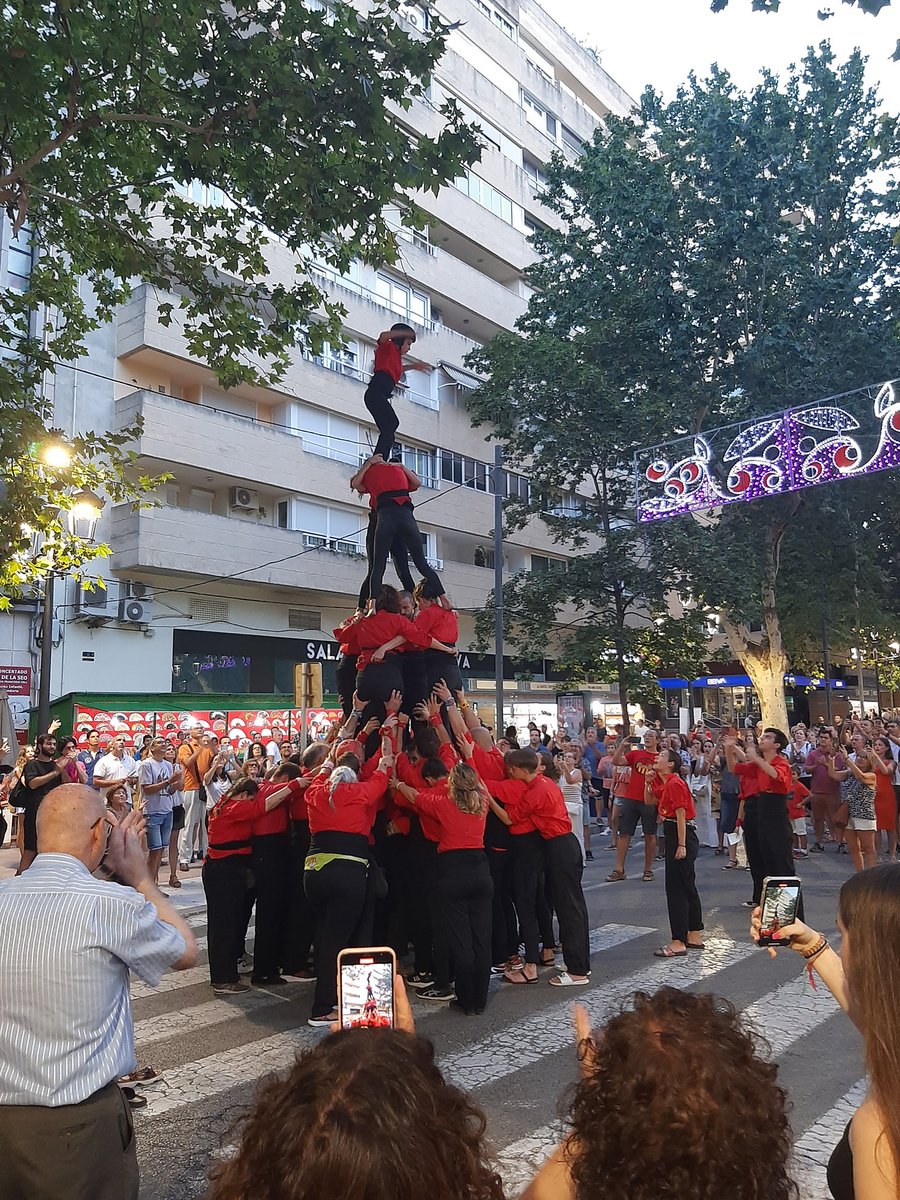Sí, al País Valencià es fan castells, i sona la muixeranga. (Fira Xàtiva)