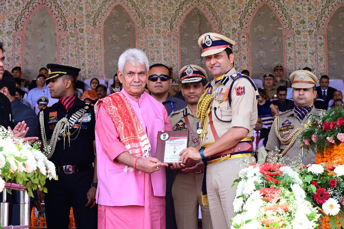OfficeOfLGJandK's tweet photo. Glimpses from 77th Independence Day Celebrations at Srinagar. https://t.co/pTQ7Bw1xAW