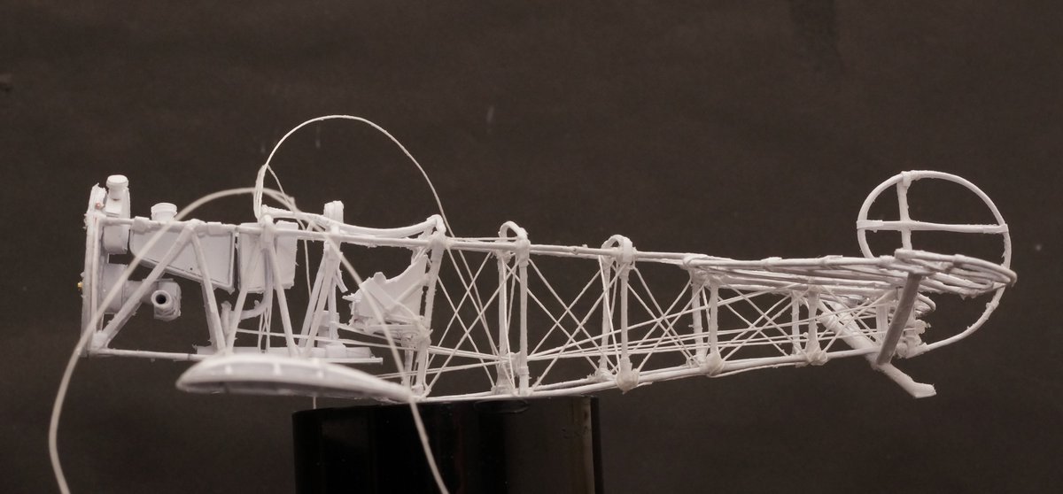 TOSHI26221's tweet photo. フォッカーDr1の1/32紙模型を厚手のコピー用紙を主な材料に作っています。下翼を製作し胴体と合体させました。次の工程は主脚部の製作です。#FokkerDr1 #Dreidecker #papermodel #papercraft #aviation #紙模型 #フルスクラッチ https://t.co/mraExraxvg
