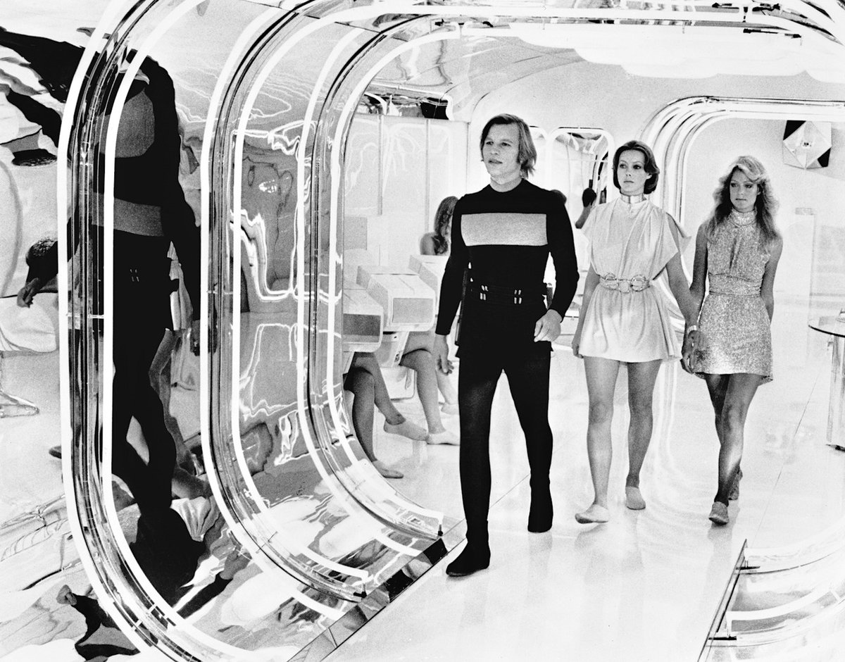 FabioMatteuzzi's tweet photo. #MichaelYork, #JennyAgutter, #FarrahFawcett #productionstill from #MichaelAnderson’s #LogansRun (1976) #70smovies #70s #scifi https://t.co/tkaPWhEB7j