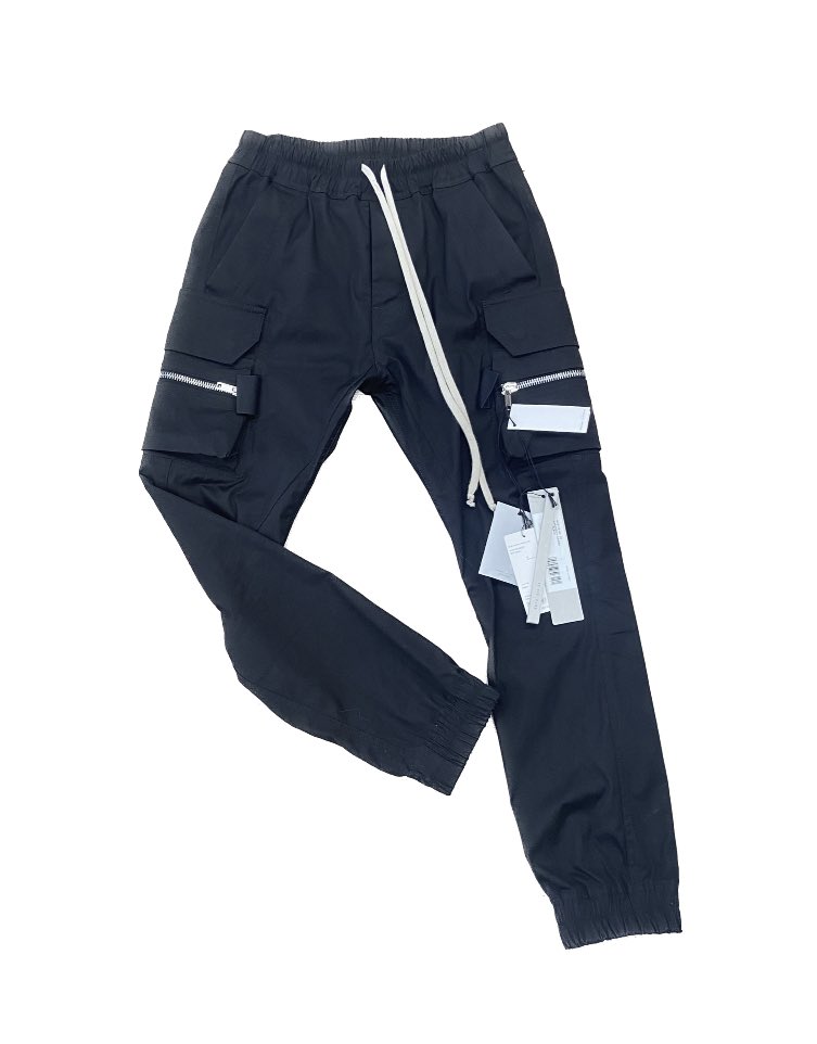 vector_chokuei's tweet photo. 【Today's Pickup】
成城店の本日のおすすめ！

リックオウエンス Rick Owens
23SS MASTODON CARGO
PRICE: ¥100,000-

腿にダーツが入る事で美麗なシルエットとなり、立体感のあるサイドポケットがモード感をより演出した、Rick Owensを代表するマストドンカーゴパンツ！
モード系ストリート系と共に活躍する一着です！

https://t.co/we0MrpWU2V

https://t.co/crYCei2caT

#vector #ベクトル #直営店 #買取 #古着 #古着買取 #高価買取 #古着好きと繋がりたい #古着好きさんと繋がりたい #古着通販 #フォロー大歓迎 #instagood #follow #followme #rickowens #リックオウエンス #mustdoncargo #cargopants #カーゴパンツ #drkshdw #black
