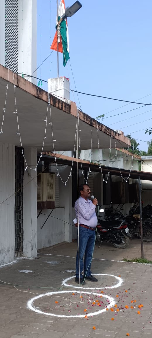 Independence Day Flag hosting at Electricity Distribution Circle Gonda By Superintending Engineer Ram Naresh Saroj Sir
<a href="/MVVNLHQ/">Madhyanchal Vidyut Vitran Nigam Limited</a>