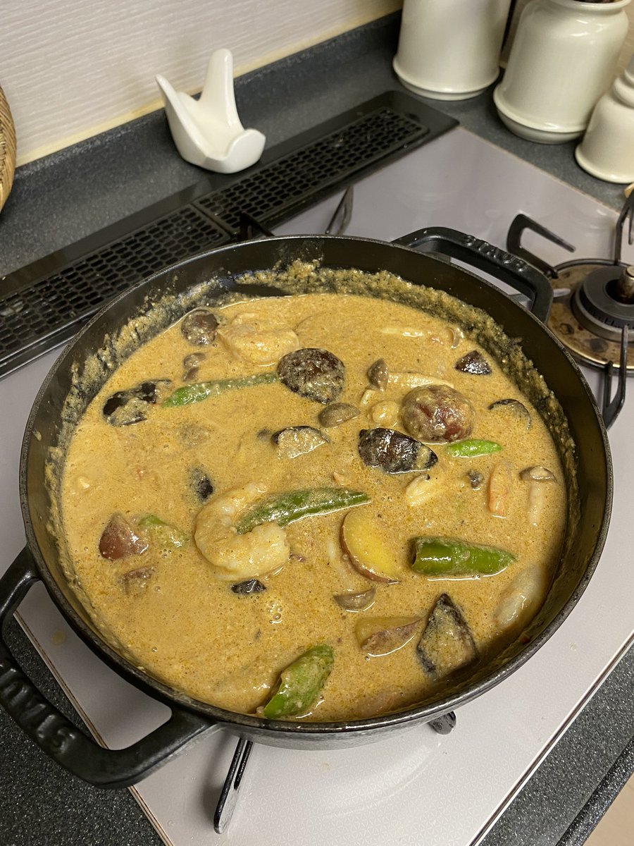 今日の仕事の合間めしはえびとなすのココナッツカレー！沼みたいで全然おいしそうに見えないけど、意外とおいしいんだぜ！