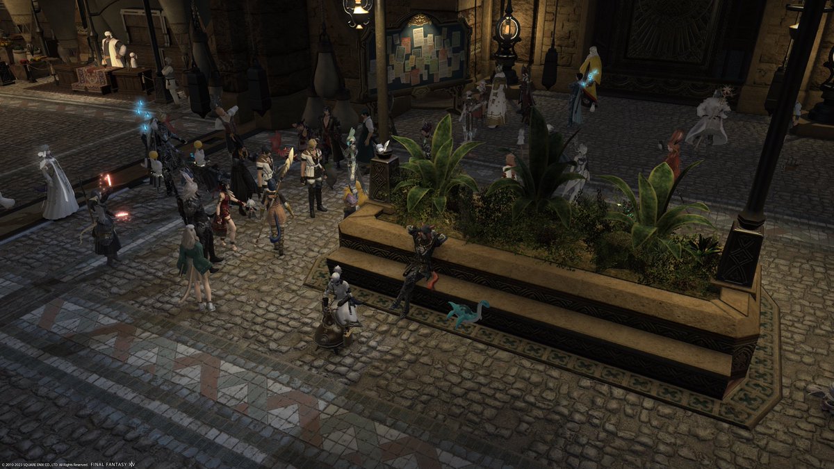 Da will man sich mal eine kleine Pause von der Gold Saucer gönnen, etwas futtern und schon steht eine Menschentraube, von <a href="/vincentfallow/">Vincent Fallow ✫</a> und <a href="/DerVerToni/">Ver-Toni @gamescom</a> angeführt, um die Ecke und hören sicher einer epischen Rede zu 🤣 War wieder ein super Stream von euch beiden.