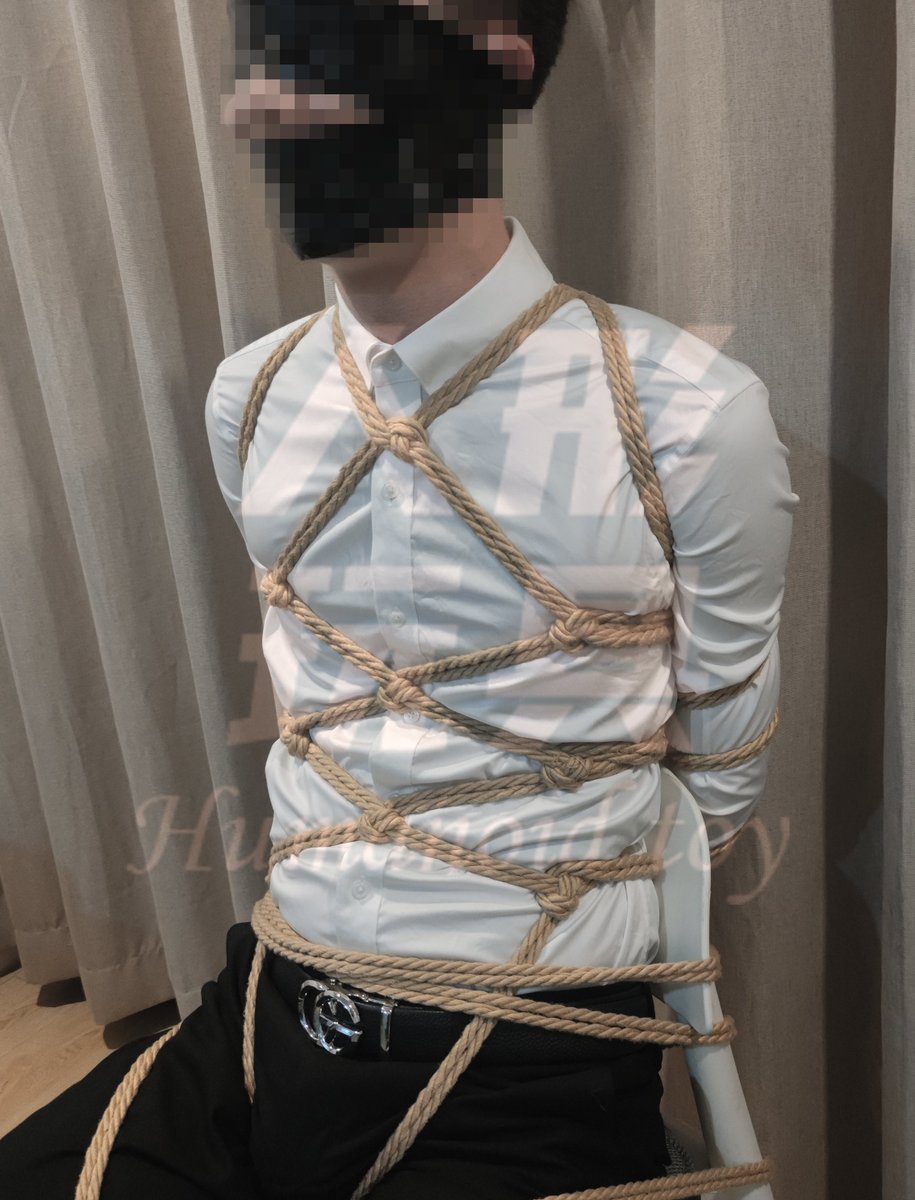 SNshengYY's tweet photo. 帮把老公丝袜，皮鞋，衬衫，西裤穿戴整齐放到椅子上，从手到脚都固定好，把穿过的丝袜塞到嘴里，再用胶带缠住顺带把眼��也缠住，那老公就会变成一个只会呜呜呜叫唤又乖又听话的玩具 https://t.co/E4nrMKeICH