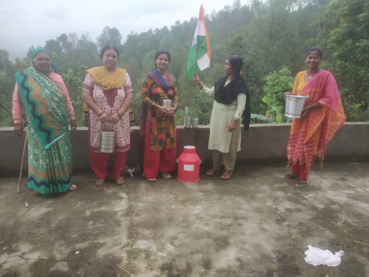 AdBageshwar's tweet photo. आज दिनांक15 अगस्त,2023 को आजादी के अमृत महोत्सव अन्तर्गत हर घर तिरंगा कार्यक्रम जनपद बागेश्वर की समस्त दुग्ध उत्पादक सहकारी समितियों में राष्ट्र ध्वज फहराया गया @basava_ias @d https://t.co/MQhgcsI43m