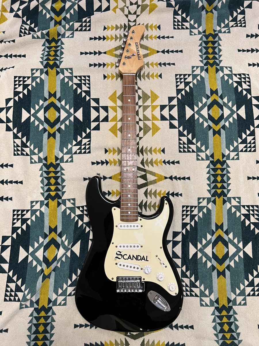 scandaloverock's tweet photo. 中学生の頃に初めて買ったギターを実家で発掘したから、ピックガードごとSSHに変えてトレモロユニットとジャックも黒色に入れ替え、ペグもリーマで穴拡張してロック式に変えた！安いPUで音は安っぽいけど見た目かっこよくなって満足。
(オクターブ調整中に1弦切れた) https://t.co/TCX3LncT0M