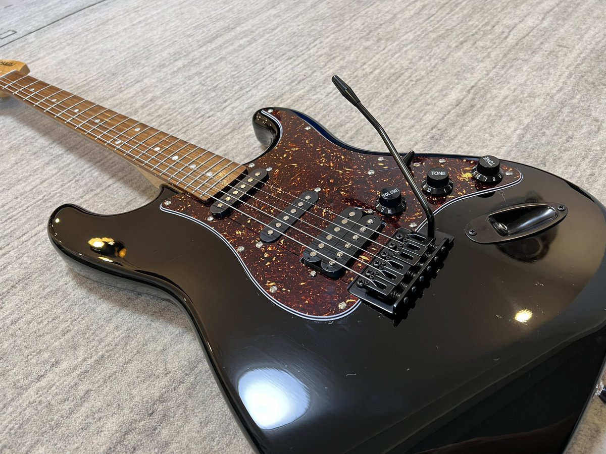 scandaloverock's tweet photo. 中学生の頃に初めて買ったギターを実家で発掘したから、ピックガードごとSSHに変えてトレモロユニットとジャックも黒色に入れ替え、ペグもリーマで穴拡張してロック式に変えた！安いPUで音は安っぽいけど見た目かっこよくなって満足。
(オクターブ調整中に1弦切れた) https://t.co/TCX3LncT0M