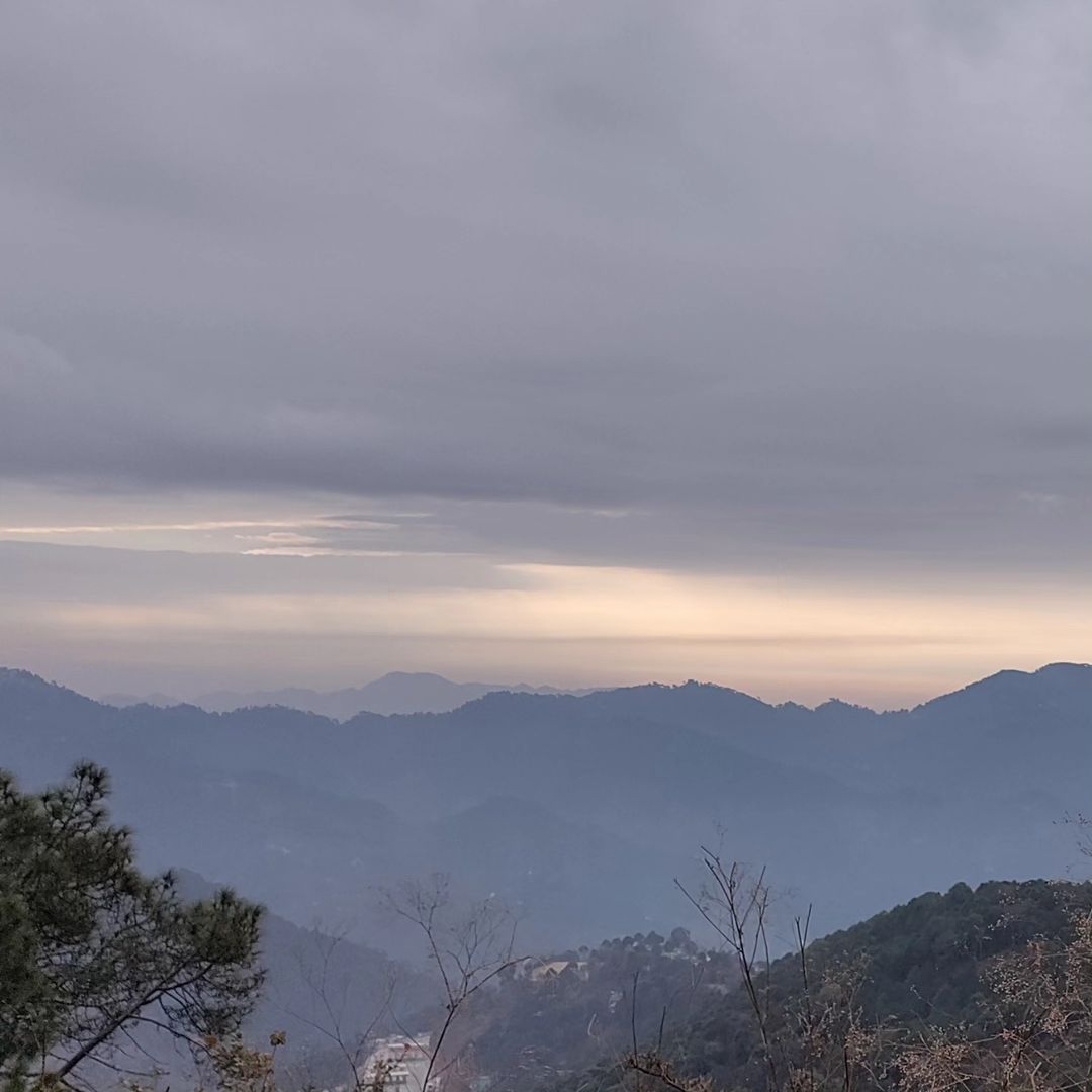 मैं नत-मस्तक हूँ उस हिमालय के सामने जो ६००० सालों से मेरे देश की सीमाओं की हिफाज़त कर रहा है।। और न जाने कितने युगों युगों से मेरे देश के लोगो की प्यास बुझा रहा है।। नमो हिमालय नमामि गंगे 🙏🙏🇮🇳 #स्वतंत्रतादिवस की सभी देशवासियों को हार्दिक बधाई एवं शुभकामनाएं