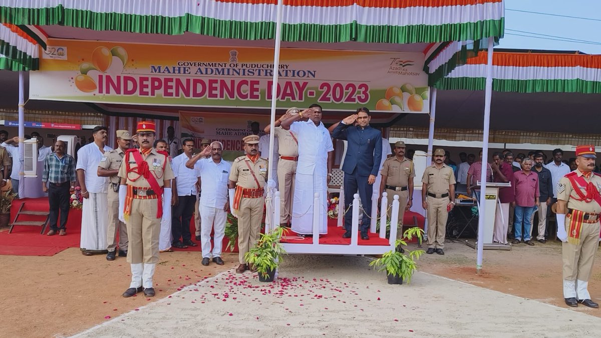 AKSaiJSaravanan's tweet photo. பாரத நாட்டின் 77வது சுதந்திர தினத்தை முன்னிட்டு, புதுவை மாநிலம் மாஹே மாவட்டத்தில் தேசிய கொடியை ஏற்றி வைத்து, காவல் துறையின் அணிவகுப்பை ஏற்று கொண்டு, மாஹே மக்களிடம் இந்திய நாட்டின் பெருமையை பற்றி உரையாற்றிய தருணம்.@BJP4India @blsanthosh @narendramodi @amitmalviya @AmitShah https://t.co/0WFoFc36B5
