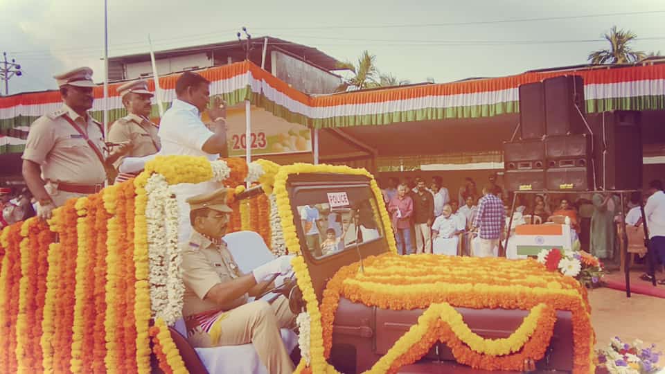 AKSaiJSaravanan's tweet photo. பாரத நாட்டின் 77வது சுதந்திர தினத்தை முன்னிட்டு, புதுவை மாநிலம் மாஹே மாவட்டத்தில் தேசிய கொடியை ஏற்றி வைத்து, காவல் துறையின் அணிவகுப்பை ஏற்று கொண்டு, மாஹே மக்களிடம் இந்திய நாட்டின் பெருமையை பற்றி உரையாற்றிய தருணம்.@BJP4India @blsanthosh @narendramodi @amitmalviya @AmitShah https://t.co/0WFoFc36B5