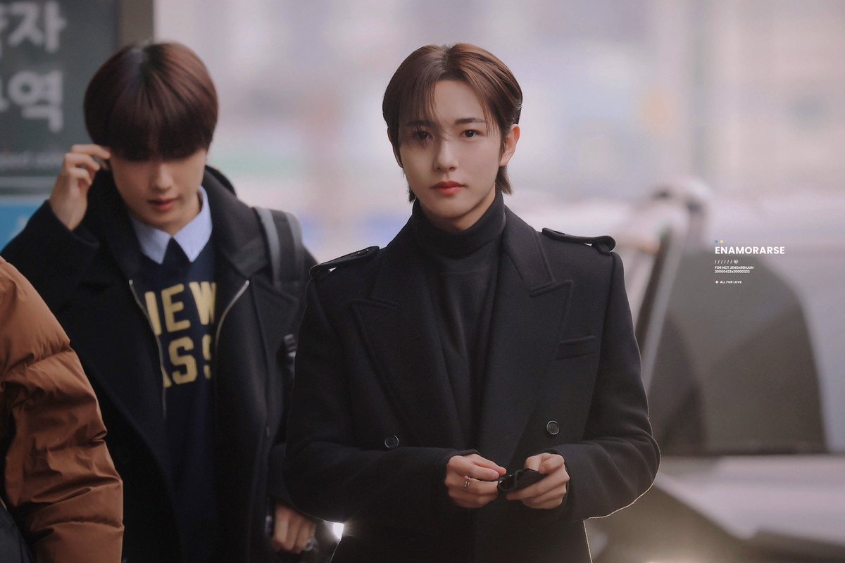 cremejrulee's tweet photo. How powerful he is to win both chenle and jisung's custody https://t.co/YE6rKDasru