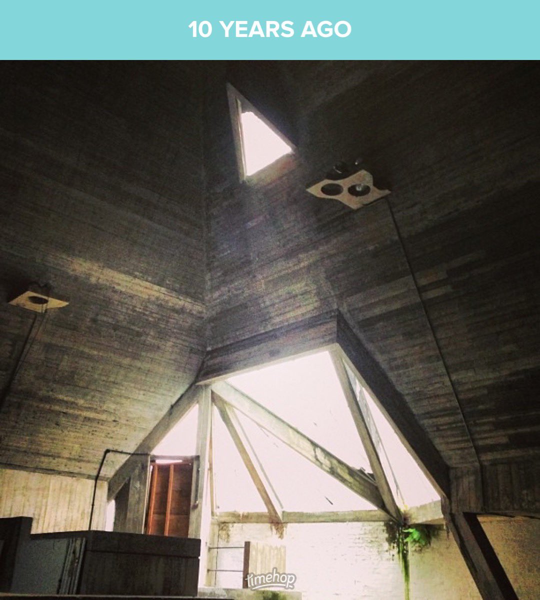 dickydrew's tweet photo. 10 years ago today I was lucky enough to work in the Carmel College Julius Gottlieb Memorial, the bizarre modernist masterpiece designed by Basil Spence.
It was bloody marvellous.
Also seen in Andor when Andor gets sent to prison. #andor #basilspence #modernism https://t.co/mkub6Z5f2x